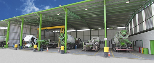 Caminhões Beton Mix Estacionados na garagem