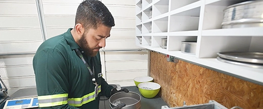 Funcionário Beton Mix em laboratório