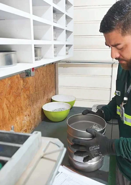 Funcionário no Laboratório fazendo testes de qualidade