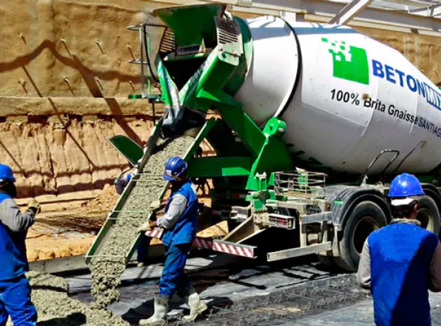 Caminhão de Concreto Beton Mix despechando concreto na obra